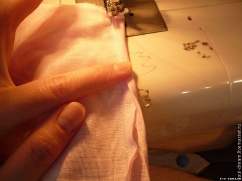 Строчка на машинке края подушки