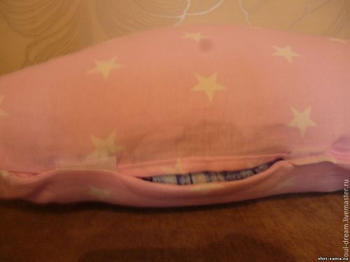 Застёгнутый на липучки чехол подушки
