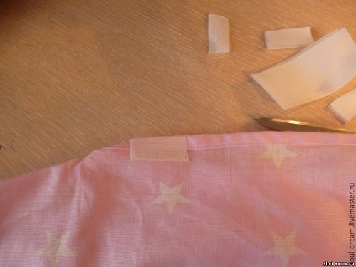 Пришитая липучка к краю чехла подушки